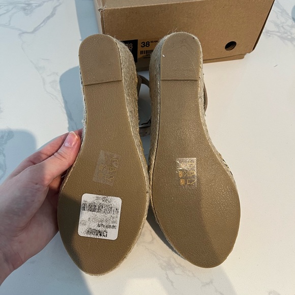 Le Château Taupe Espadrille Closed Toe Wedge Heel Sandals - Brand New in Box - Picture 6 of 6